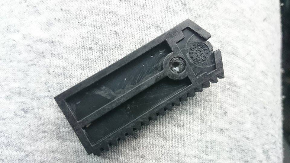 това е въпросната джаджа към която се закача крачето на капачето , като гледам май има нещо счупено , някакво краче което играе ролята на стопер , защото гледам че в основния канал има някакво триъгълно каналче предполагам че там е влизало и с натискането се е освобождавало по някакъв начин но не съм сигурен , ако е счупено са само догадки и предположения