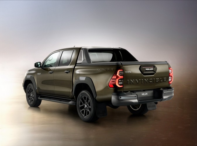 800_hiluxel3-4back.jpg